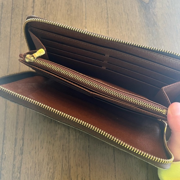 Louis Vuitton Wallet - Picture 5 of 5